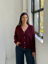 Saco tipo cardigan de punto, color bordó, con escote en V y cierre frontal de botones. Presenta mangas largas con puños acanalados y un diseño de calce holgado.