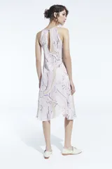 Vestido midi con estampado multicolor, escote redondo y sin mangas.