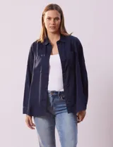 Camisa color verde oliva de lyocell, marca Cyrus. Tiene cuello con solapa, abertura central con botones, mangas 3/4 regulables con presilla y botón, y dos bolsillos delanteros aplicados.