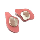 Par de aros colgantes con forma orgánica, color rosa con detalles dorados y beige.