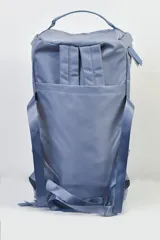 Bolso mochila azul grisáceo con múltiples bolsillos y correas ajustables.