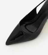 Zapato slingback Satinato de tacón anabela cromado dorado, color negro, confeccionado en PU con acabado charol, diseño destalonado de punta fina y tira trasera ajustable con hebilla.