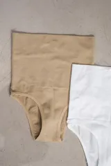 Faja de lycra color beige con cintura alta.