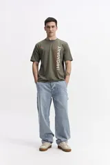 Remera de manga corta color azul marino, con escote redondo y ajuste regular. Presenta un estampado vertical con la palabra "HIGHWAY" en diferentes tonos de azul y el número "#76" en el pecho.