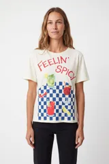 Remera color blanco off-white, de manga corta y corte clásico, con estampa frontal con la inscripción "Marga-Rita" y un pequeño vaso de cóctel.