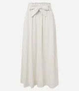 Pollera midi de corte clochard confeccionada en mezcla de viscosa y lino. Presenta cintura elástica con lazo ajustable del mismo tejido, bolsillos laterales y una caída fluida.