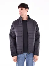 Campera acolchada negra con cuello alto y cierre frontal.