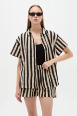 Short de algodón a rayas, de calce medio y diseño ancho.