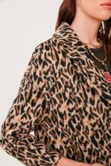 Tapado de mujer con estampado de leopardo, corte recto y solapas amplias.