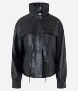 Campera Blue Steel de poliuretano efecto cuero color negro, de corte ligeramente amplio, con cuello alto estructurado, cierre frontal con botones a presión y tapeta superpuesta. Presenta bolsillos delanteros con solapa, cordón regulable en la cintura y mangas largas con puños abotonados.