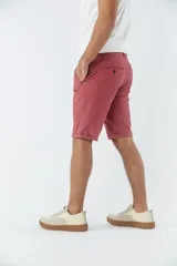 Bermuda tipo chino de gabardina, con diseño de cinco bolsillos, cierre de cremallera y botón, y detalle de botamanga.