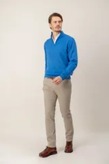 Sweater de lana merino con cuello alto y cierre frontal parcial, de diseño clásico y ajuste regular.