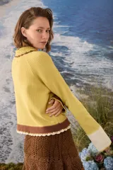 Cardigan de punto azul marino con cuello tejido a mano en crochet color crudo, cierre frontal con botones y detalles en tono borravino y crudo en los bordes y puños semióxford.