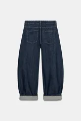 Jeans de tiro medio y corte balloon leg con efecto lavado, bolsillos clásicos y botamanga con vuelta.