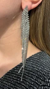 Caravana larga de diseño colgante, compuesta por múltiples hileras de strass brillante que caen en cascada.