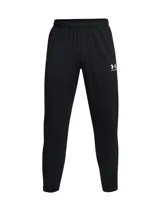 Pantalón deportivo Under Armour de la línea Challenger, color negro, con corte ajustado en las piernas. Presenta cintura elástica con cordón, bolsillos laterales con cierre y cremalleras en los tobillos. Incluye el logo de la marca estampado en blanco en la parte superior.