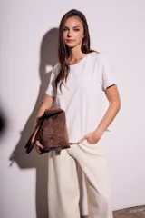 Remera blanca de algodón peinado, de corte recto y manga corta.