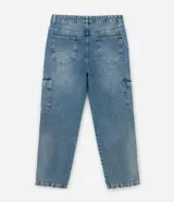 Pantalón de jean corte baggy con diseño cargo, bolsillos laterales amplios y cadena metálica desmontable en la cintura. Presenta un lavado clásico y ajuste tradicional.