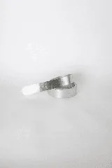 Cinturón de cuero plateado, tipo lazo, sin costuras ni agujeros, diseñado para ser anudado.