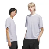 Remera de manga corta Adidas Skateboarding, con diseño de rayas horizontales finas, cuello redondo y corte holgado. Incluye etiqueta de la marca en el dobladillo inferior.