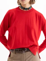 Sweater rojo de largo hasta la cadera, con mangas largas y tejido en mezcla de lana merino y algodón. De silueta holgada y cuello redondo.