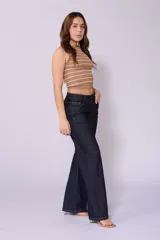 Jean de corte wide leg y tiro bajo, color azul oscuro, con costuras laterales desplazadas hacia el frente y cierre frontal con botón.