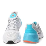 Championes de running Adidas Questar 2, con diseño en tonos gris, blanco, negro y detalles en celeste y naranja. Presentan una parte superior de malla transpirable, entresuela con tecnología de amortiguación y suela de goma para mayor tracción.