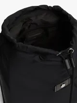 Mochila de diseño moderno y funcional Tommy Hilfiger, color negro, confeccionada en poliéster reciclado. Cuenta con asa superior, correas ajustables, cierre con solapa y el logo monograma de la marca bordado en el frente.