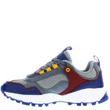 Championes de trekking Topper con diseño robusto, confeccionados en una combinación de malla gris y paneles de cuero sintético en tonos azul, bordó y gris. Presentan suela dentada blanca y azul, cordones reforzados y detalles en amarillo.