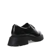 Zapato de mujer estilo oxford o derby, color negro charol, con cordones y plataforma gruesa dentada.