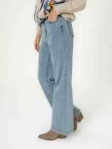 Pantalón de jean celeste, de corte recto y tiro alto.
