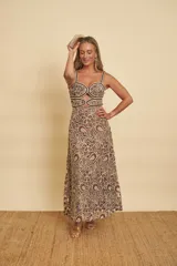 Vestido midi marrón con estampado paisley y floral, de tirantes finos, con aberturas en la cintura (cut-out) y diseño de corpiño estructurado.