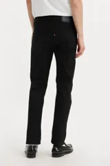Jeans Levi's modelo 502 de corte regular taper, color negro, con cierre de botones y cinco bolsillos clásicos.