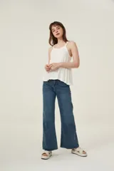 Musculosa roja de punto canale con breteles finos, corte holgado y escote cuadrado.