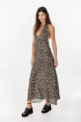 Vestido largo marrón de corte fluido y caída recta, con escote halter y tirantes anchos.
