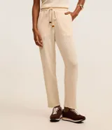 Pantalón zanahoria Marfinno de textura acanalada color beige, con cintura elástica, cordón ajustable con detalles metálicos y bolsillos laterales.