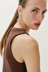 Musculosa de punto rib color marrón con escote redondo y diseño sin mangas.