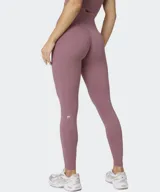 Calza deportiva de talle alto y diseño ajustado de color negro, sin costura frontal y con detalle de fruncido trasero para un mejor realce.