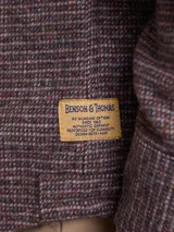 Overshirt de textura tipo tweed en color marrón, con cuello clásico, cierre frontal de botones y bolsillo en el pecho.
