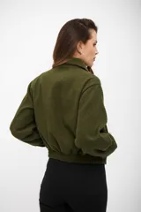 Campera tipo bomber color verde oliva, con cuello camisero, cierre frontal completo y puños con botón.