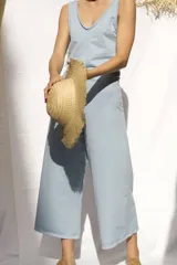 Mono de algodón color celeste, con escote en V, sin mangas y piernas de corte ancho.