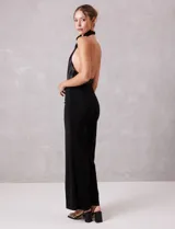 Pantalón wide leg de tejido con acabado brillante, marca Allie Rose. Presenta una pretina elástica fina y una costura vertical frontal que recorre toda la pierna.