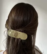 Broche para el pelo de bronce, con forma rectangular y acabado martillado.