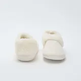 Pantuflas cerradas color beige, con exterior de ante sintético e interior de felpa.