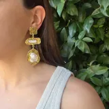 Par de aros colgantes con piezas de bronce texturizado y perlas barrocas.