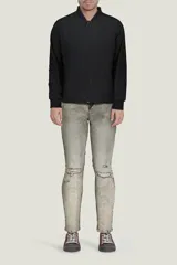 Campera bomber negra con cierre frontal y cuello, puños y cintura acanalados.