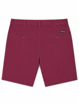 Bermuda de gabardina color borravino con bolsillos laterales, trabillas para cinto y cintura elastizada en los laterales.