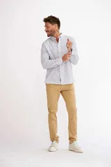 Camisa de manga larga con diseño de rayas verticales blancas y azules, cuello camisero y cierre frontal con botones.