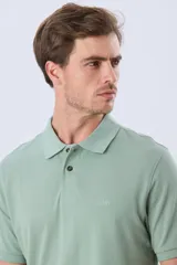 Remera polo de piqué de algodón color azul, de manga corta, con cuello camisero, cierre frontal de dos botones y pequeño logo bordado en el pecho.