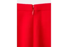 Pantalón de vestir rojo de corte recto y tiro medio, confeccionado en poliéster.